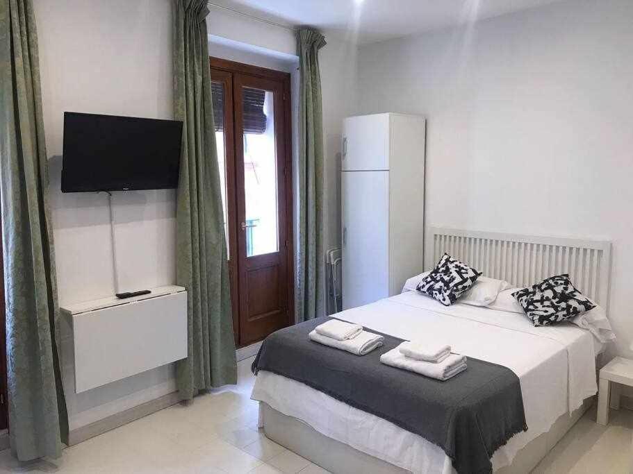 Un Genial Estudio En El Barrio Las Cortes Madrid Exterior photo