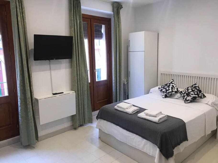 Un Genial Estudio En El Barrio Las Cortes Madrid Exterior photo